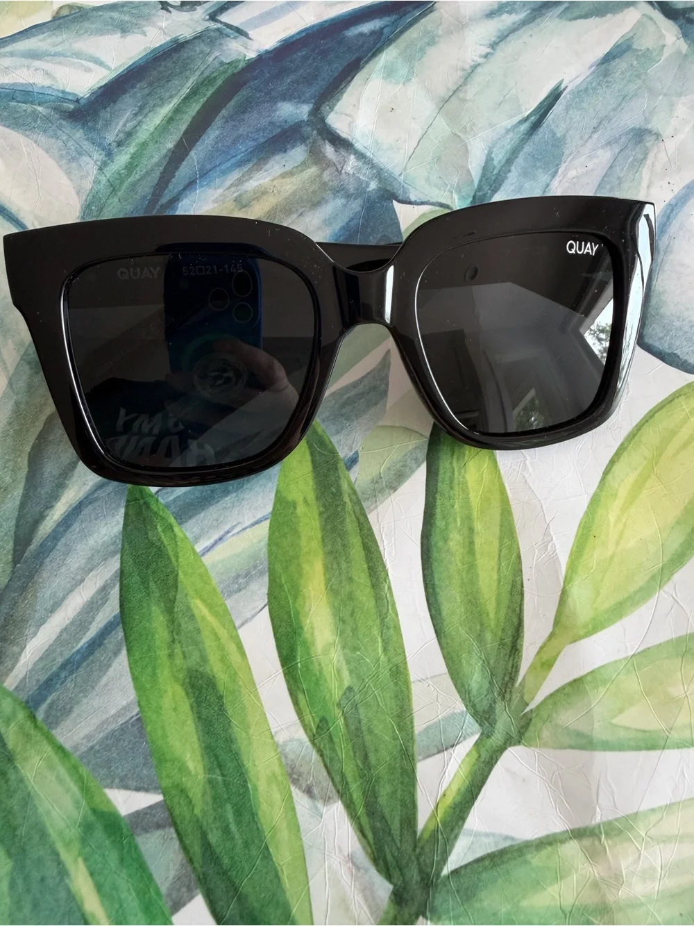 QUAY Icy polarized sunglasses- Black  case and cleaning cloth included